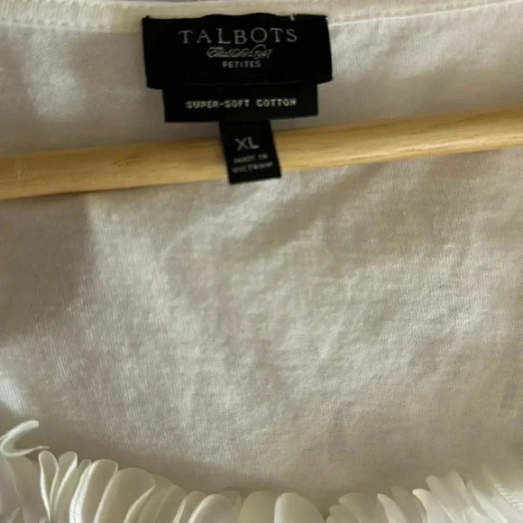 Talbots CL petite white top with flowers petals in collar - Picture 3 of 3